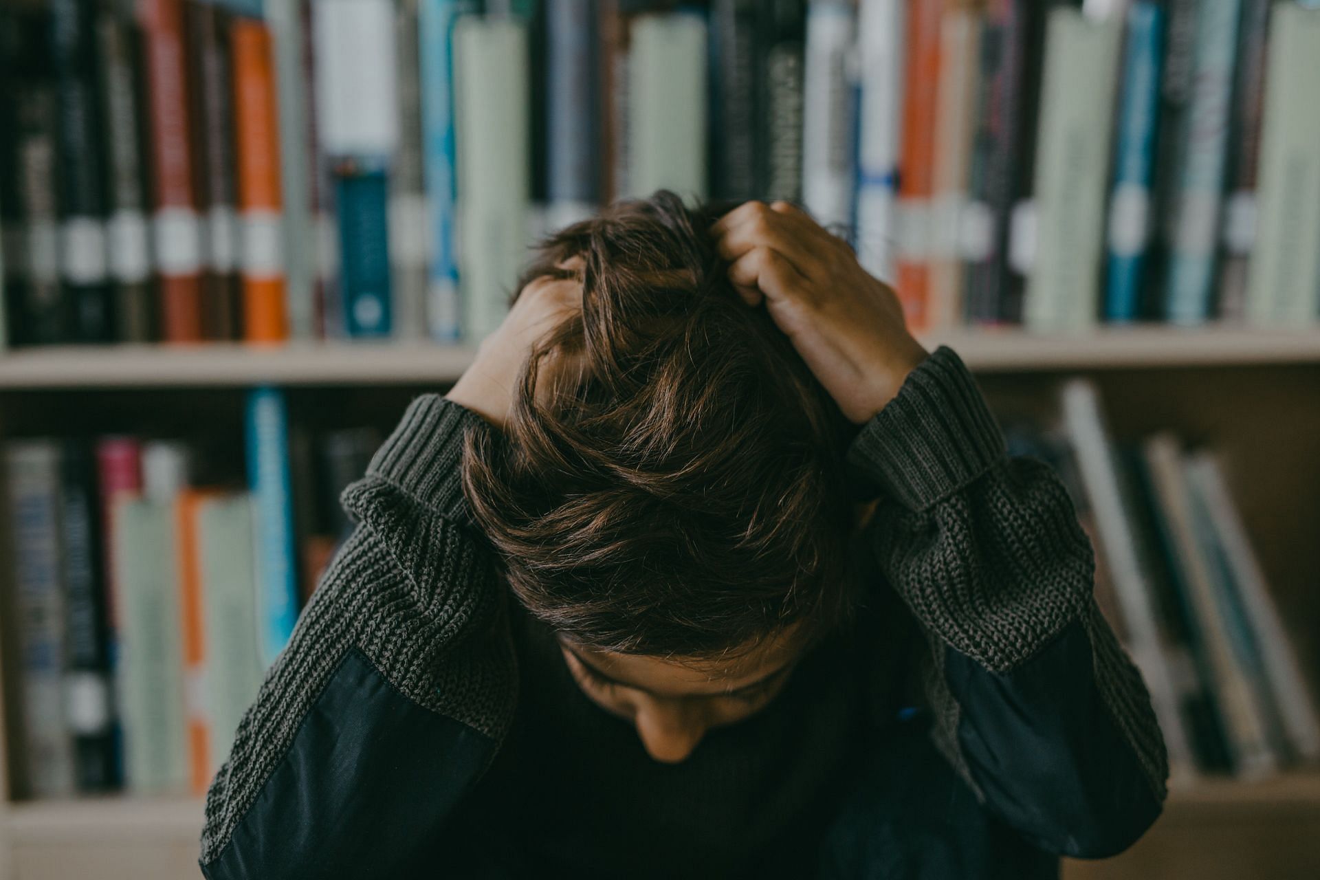 Stress and dandruff are interlinked. (Image via Pexels)